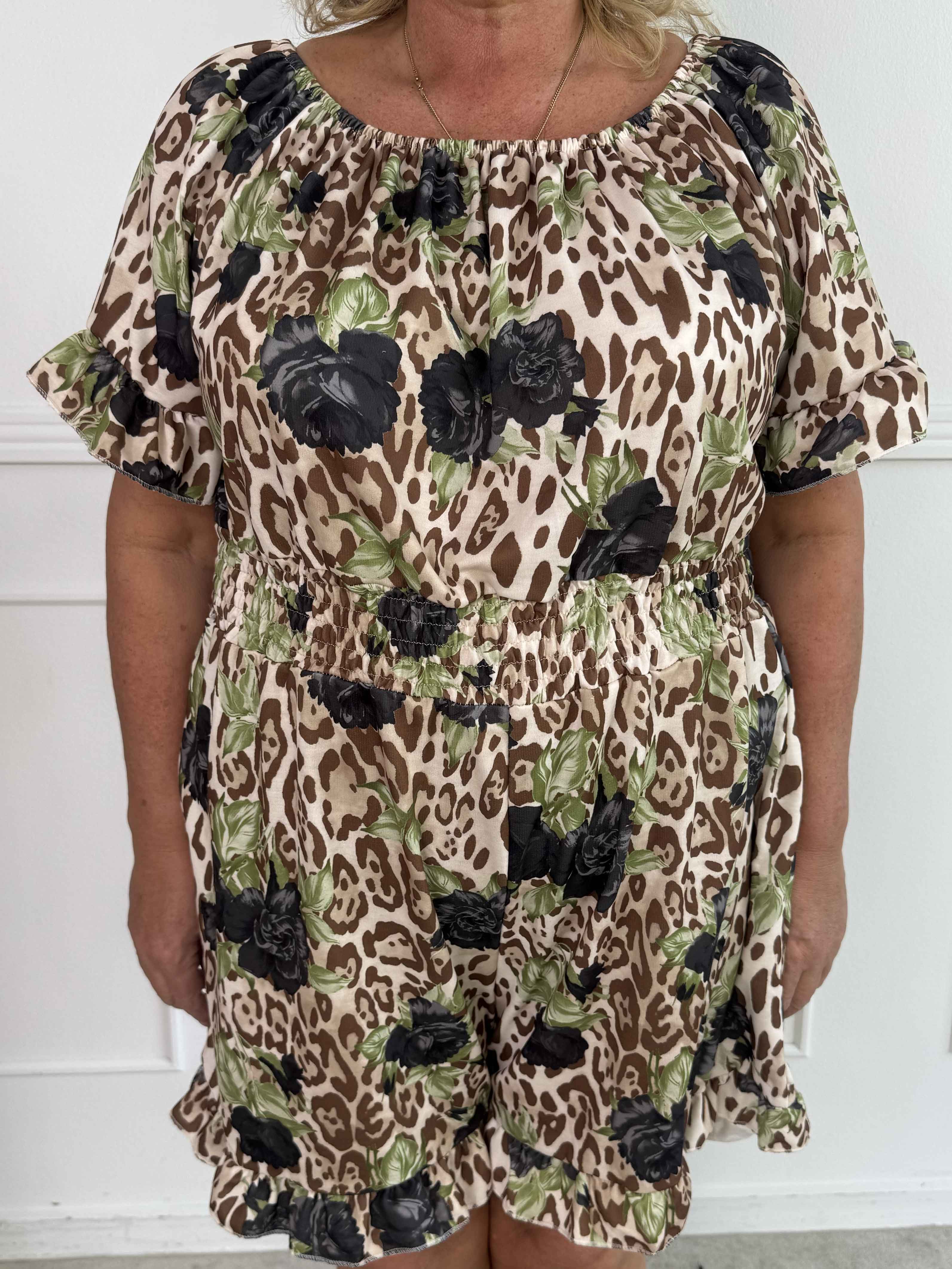 Delilah - Plus size buksedragt i leopard- og blomsterprint